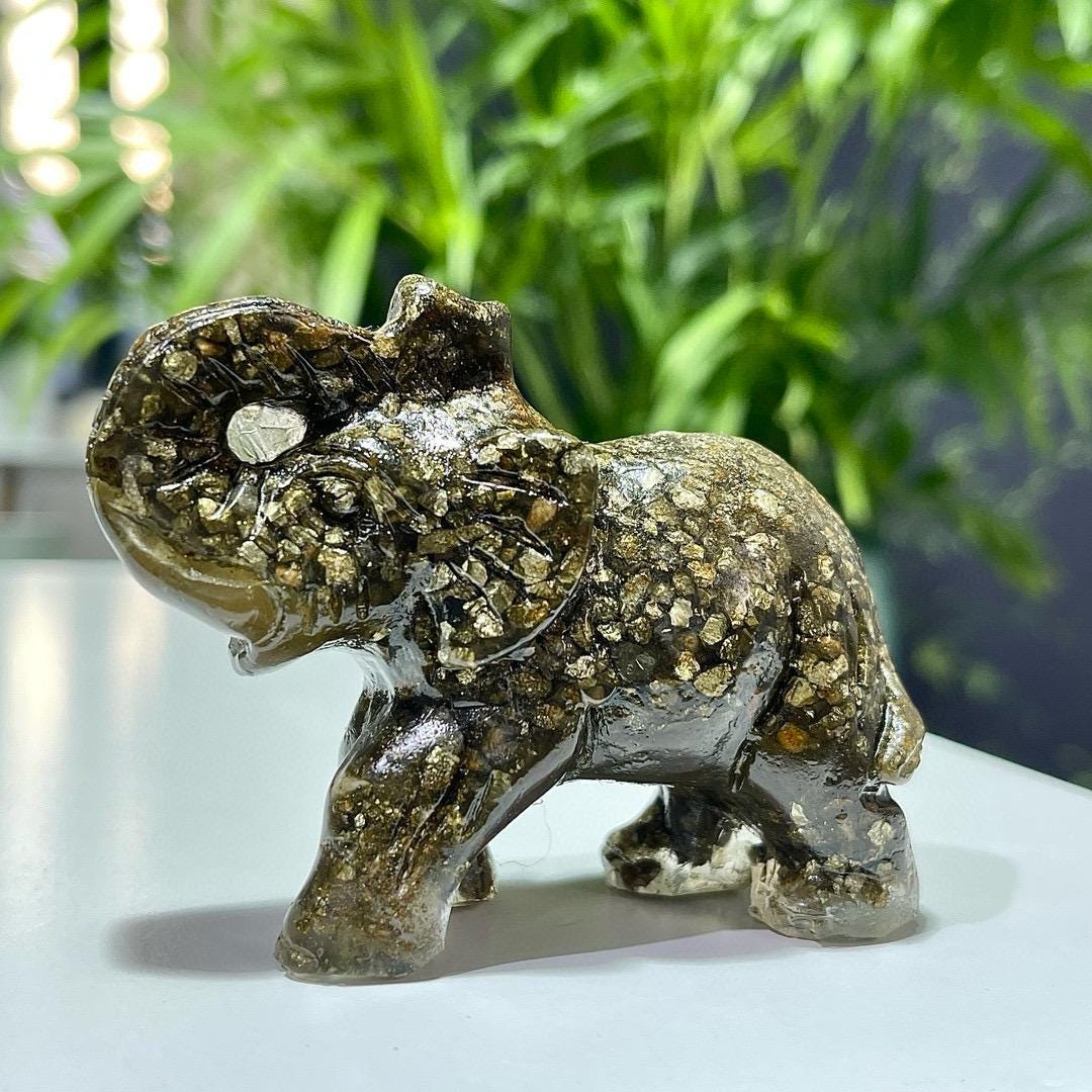 Crystal Chips Elephant In Resin, Natural Gemstone Chips Craft, Handmade Crystal Animal For Gift, Healing Crystal Elephant For Birthday Gifts