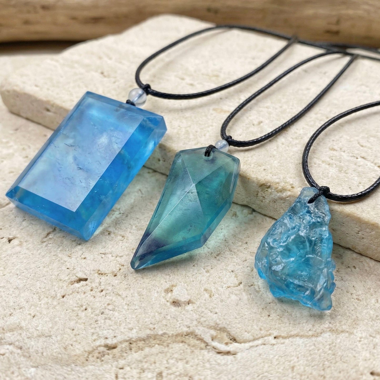 1Pcs Natural Aquamarine Pendant, Throat Chakra Necklace, March Birthday Stone, Courage Healing Crystal Gift,Gift for Mom